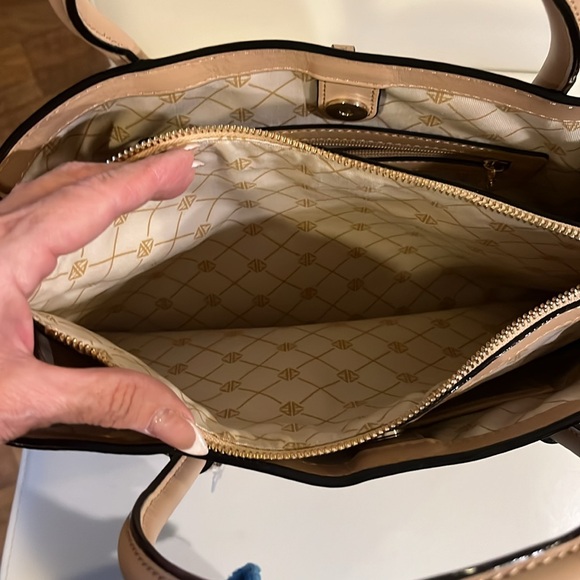 Cream Leather Satchel with Gold Clasp - Picture 4 of 16